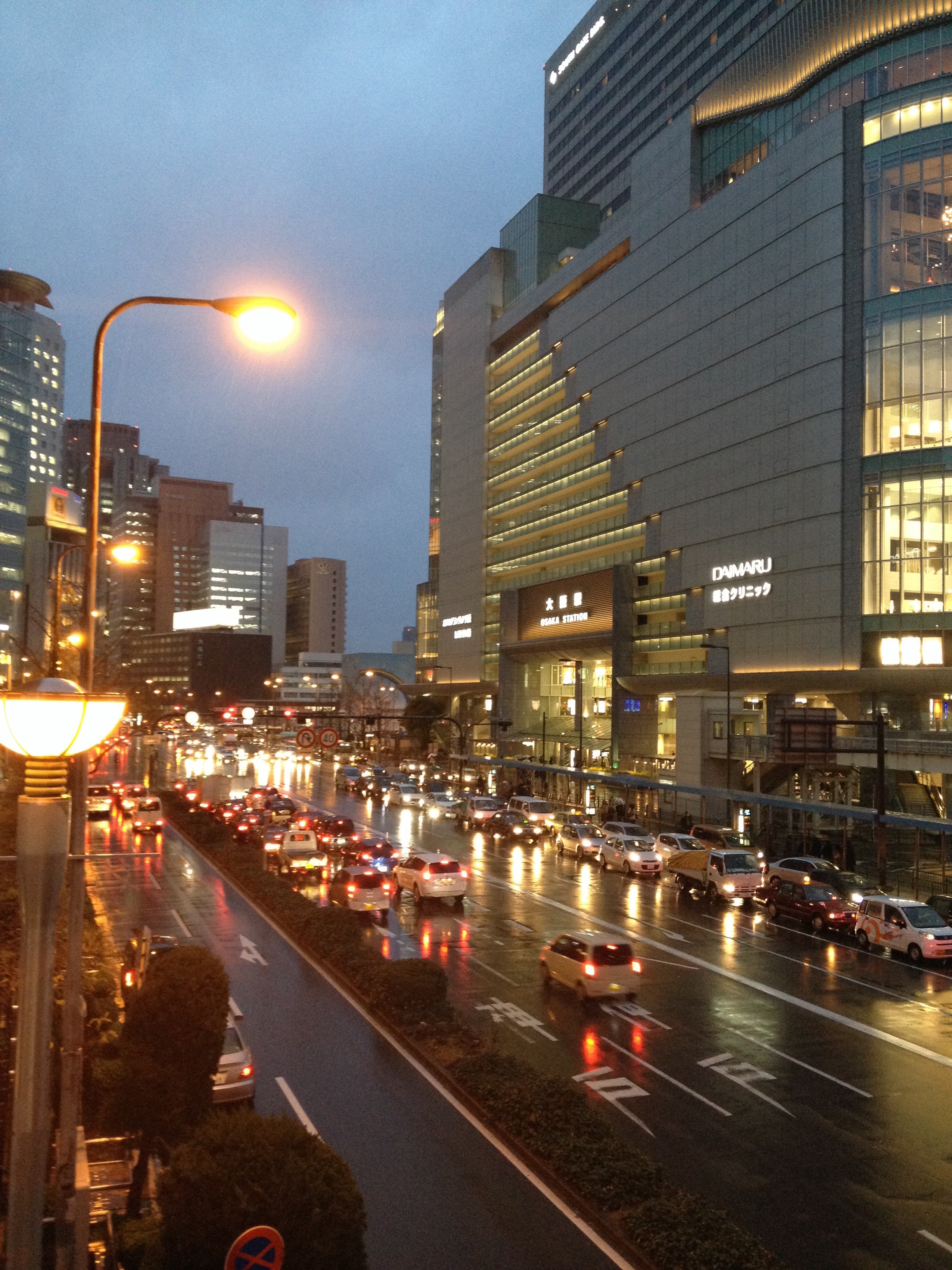 大阪梅田駅前　雨
