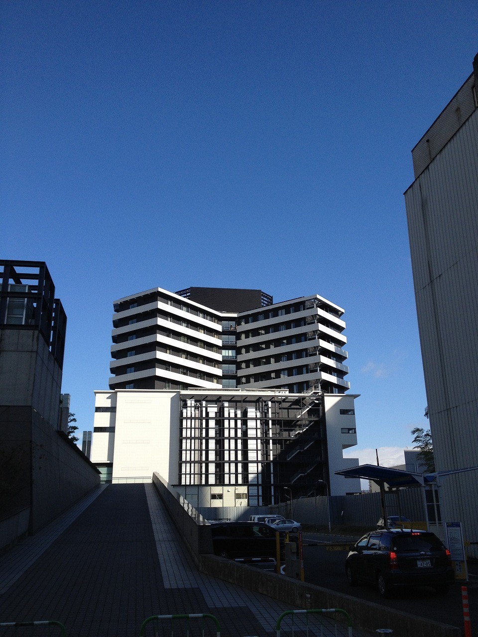 大阪府警本部の隣にできた大阪国際がんセンター